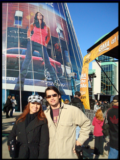 Janine & Pat watching Big & Rich taping of Good Morning America, outside concert day of CMA Awards
